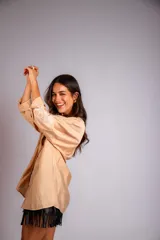Camisa celeste de corte clásico, con botones frontales y bordados florales en las mangas.