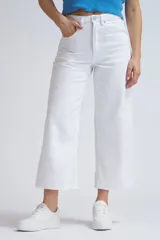 Pantalón culotte de jean color blanco, de tiro alto y corte ancho.