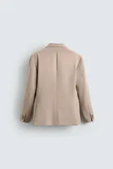 Blazer slim fit color beige confeccionada en tejido con viscosa. Cuello con solapas de muesca, manga larga acabada en puño con detalle de botones, bolsillo de vivo en pecho y de solapa en cadera, detalle bolsillo interior, bajo con aberturas en espalda y cierre frontal con botones.