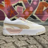 Championes Puma Cali Dream Leather, color blanco con detalles en rosa y beige.