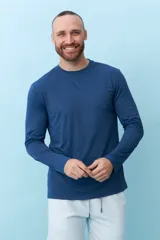 Remera de manga larga azul.