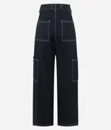 Pantalón wide leg de mujer marca Blue Steel, color negro, confeccionado en sarga de algodón. Cuenta con cintura fija con trabillas, cierre de cremallera, bolsillos laterales y bolsillo cargo incorporado.
