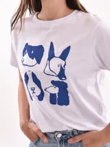Remera lila con estampado frontal con la frase "Gracias por nada".