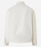 Campera color crema de sarga lisa, con cuello camisero, cierre frontal con cremallera, bolsillos delanteros, puños abotonados y bajo elástico.