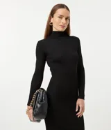 Vestido midi negro de tejido de punto acanalado, con cuello alto y manga larga. Diseño ajustado al cuerpo.