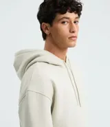 Saco con capucha color beige, con cordón ajustable, bolsillo canguro, mangas largas y barras ajustadas. Confeccionado en algodón con felpa, de corte comfort.