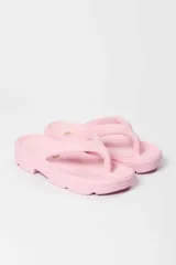 Sandalia tipo ojota color naranja con plataforma track.