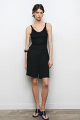 Musculosa blanca de breteles finos y escote redondo con detalle de tul a tono.