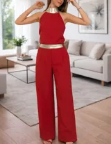 Mono color ladrillo con cuello halter y faja dorada desmontable.