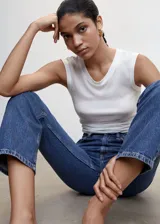 Pantalón de jean azul de corte recto, tiro medio y largo al tobillo.