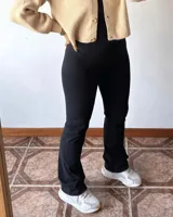 Calza larga negra de algodón y lycra, de tiro alto y corte recto.