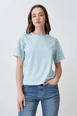 Remera blanca de algodón con mangas cortas con detalle de broderie calado.