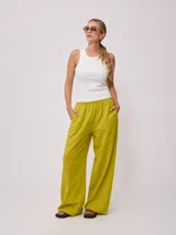 Pantalón fucsia de corte palazzo, con cintura elastizada.