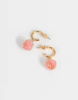 Aros dorados tipo argolla con dije colgante de frutilla rosa de acrílico.