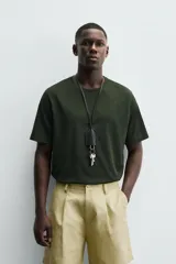 Camiseta verde oscuro de corte regular fit, cuello redondo y manga corta. Confeccionada en tejido de algodón con acabado mercerizado.