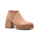 Botín de cuero sintético color beige, con elástico lateral, plataforma y taco cuadrado.