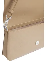 Cartera de hombro Calvin Klein color beige con estampado del logo de la marca. Tiene correa de hombro ajustable y correa bandolera ancha.