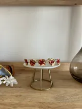 Gargantilla hecha a mano en bronce con piedras rojas y doradas.