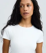 Body femenino de manga corta, color rojo vibrante, con cuello redondo y ajuste ceñido al cuerpo.