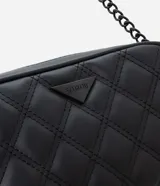 Bolso bandolera pequeño de cuero sintético negro con costuras formando rombos y asa larga de cadena.