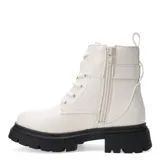 Bota acordonada y con cierre color off white, con suela gruesa y detalle de hebilla.