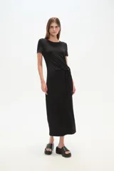 Vestido midi azul de viscosa, corte al cuerpo, manga corta y cuello redondo, con nudo lateral.