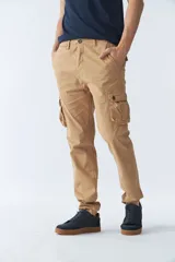 Pantalón cargo de gabardina color beige, corte regular, con dos bolsillos laterales y logo bordado.