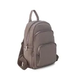 Mochila bordeaux de símil cuero con cierres metálicos, doble bolsillo frontal, asa de mano y correas regulables en galón.