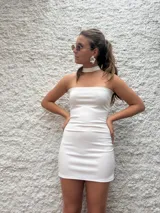 Minivestido blanco strapless con choker al cuello. Se puede usar con el choker o como vestido halter.