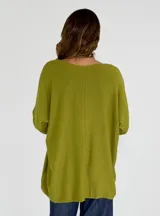 Sweater negro de viscosa, con escote en V y mangas largas holgadas.