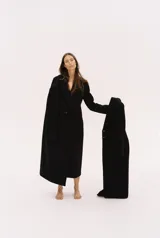 Abrigo largo de Zara Woman Collection confeccionado en tejido con 30% lana. Tiene cuello solapa de muescas, manga larga con abertura y botones, bolsillos con solapa en el delantero y de vivo en el pecho. Forro interior a tono y cierre frontal cruzado con botones.