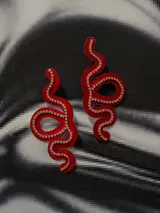 Aros colgantes con forma de serpiente azul contorneada con strass plateado.