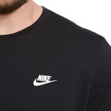 Remera negra de algodón con logo Nike bordado en blanco en el pecho.