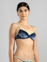 Bombacha de bikini azul de terciopelo con textura a rayas finas y corte en V.