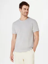 Remera negra de manga corta con corte ajustado.