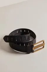 Cinturón negro de cuero con hebilla rectangular de metal color bronce envejecido.