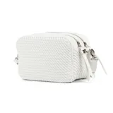 Bandolera blanca de símil cuero con diseño texturizado. Tiene formato rectangular, acceso con cierre, correa regulable y herrajes plateados. Cuenta con dos compartimentos, un bolsillo interno con cierre, un bolsillo interno abierto y un bolsillo externo con botón imantado. El interior está forrado en tela de algodón y poliéster.