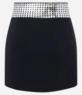 Minifalda negra cruzada de bengalina con cintura ancha de lentejuelas plateadas.