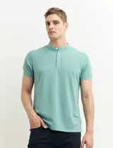 Remera manga corta con cuello mao y media botonadura, color azul.