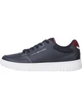 Zapatillas urbanas Tommy Hilfiger color azul marino, con cordones, suela blanca y detalles en rojo. Logo de la marca en el lateral y la lengüeta.