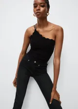 Jeans skinny de tiro bajo color negro.