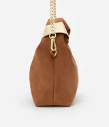 Bolso bandolera pequeño de gamuza color marrón con asa corta rígida y correa de cadena dorada.