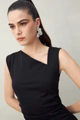 Vestido midi marrón de punto con cuello asimétrico y frunces laterales.