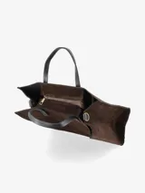 Cartera estructurada de gamuza color negro, con doble asa de mano y correa regulable y desmontable.