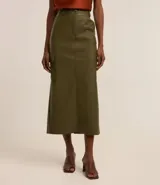Falda midi color verde militar, confeccionada en cuero sintético, con bolsillos cargo laterales, abertura trasera y cierre frontal con botón y cremallera.