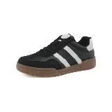 Zapatillas urbanas de cuero negro con tres tiras blancas en el lateral y suela marrón.