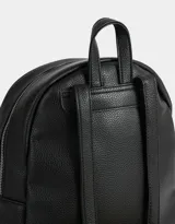 Mochila negra de cuerina con bolsillo frontal con cierre, correas regulables, manija superior, cierre superior y tag de metal.
