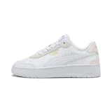 Championes Puma CA Match Court para mujer, color blanco con detalles en rosa y logo dorado.