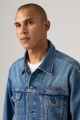 Campera de jean celeste de corte recto, con cuello clásico, cierre frontal con botones metálicos, bolsillos con solapa abotonada en el pecho y bolsillos laterales. Presenta bordado con el logo de la marca en el pecho.