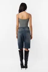 Top tipo musculosa básica de breteles finos color gris.